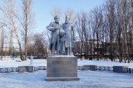 Памятник К. Марксу и Ф. Энгельсу